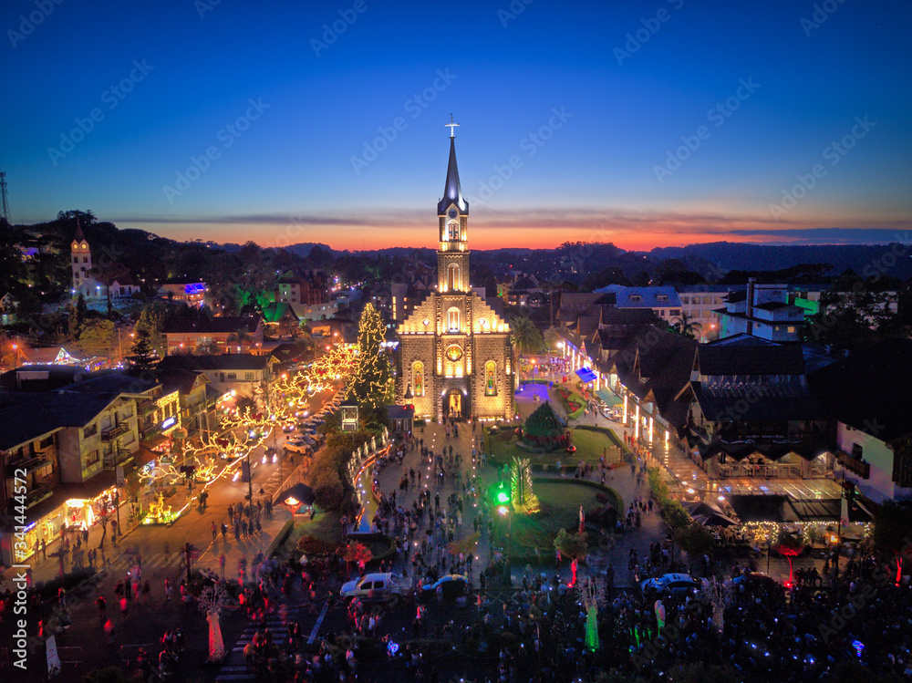 Cidade de Gramado com a decoração natalina. Em dezembro, as montanhas do Rio Grande do Sul são visitadas por turistas. Vista aérea.