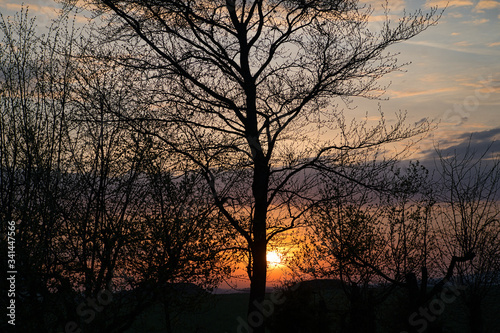 L  ndliche Morgenidylle - Sonnenaufgang in Bayern im Hintergrund der Hesselberg