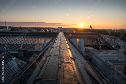 vue aérienne des toits de la vielle ville de Nantes en France au lever du soleil