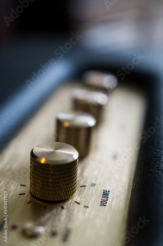 Obraz na płótnie knobs of guitar amplifier in gold w salonie