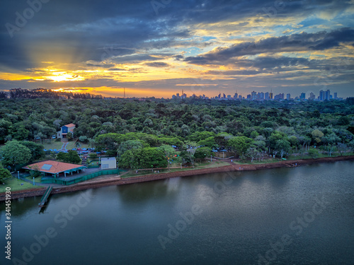 Visão aérea da cidade de Cascavel, Paraná e lago municipal. Imagem feita por drone. Maravilhoso pôr do sol e natureza.. © João Martins Neto