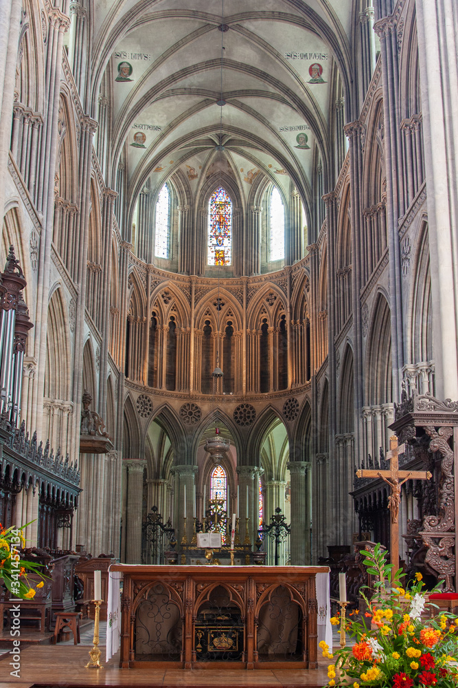 Innenaufnahme der Kathedrale Notre-Dame des Bayeux in der Normandie in Frankreich