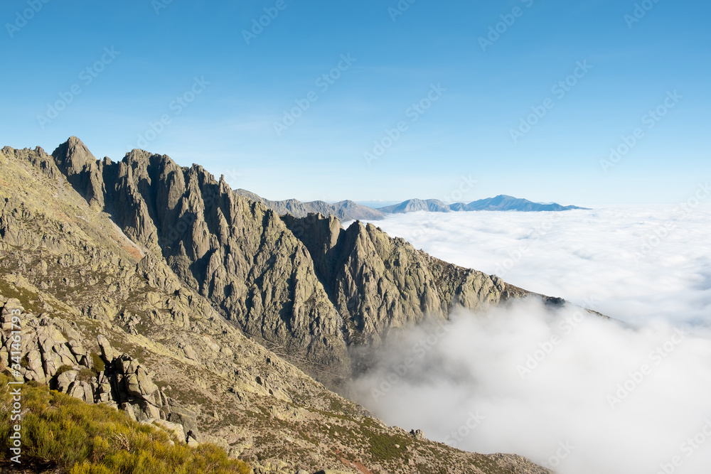 Vista general de Los Galayos sobre un mar de nubes, en la vertiente sur del Parque Regional de la Sierra de Gredos.