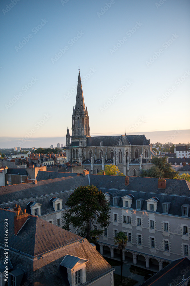 vue aérienne sur une église et la vielle ville de Nantes en France au lever du soleil vue aérienne sur une église et la vielle ville de Nantes en France au lever du soleil