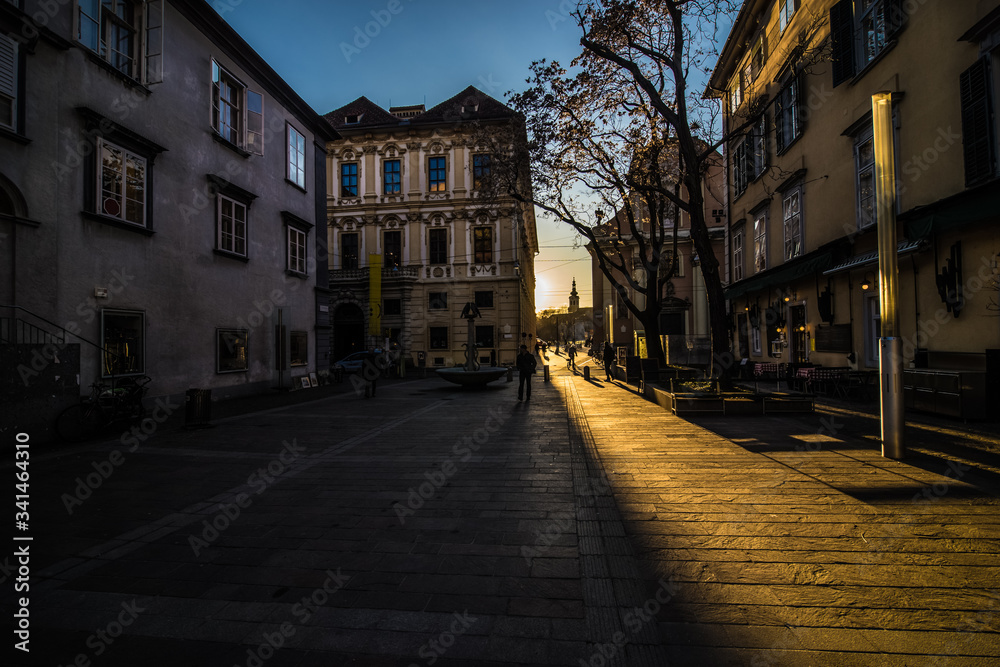 Schlossbergplatz in Graz mit langem Schatten