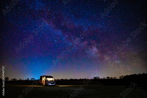 Slika na platnu Campervan unter Sternen