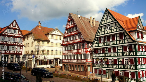 malerische Altstadt von Calw mit Fachwerkh  usern und Geburtshaus von Hermann Hesse an sonnigem Tag