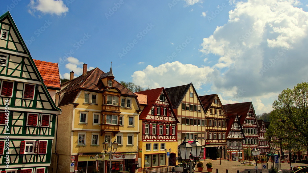 altes Stadtzentrum der Stadt Calw im Schwarzwald mir Fachwerkhäusern unter malerischen Himmel