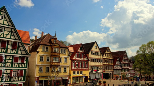 altes Stadtzentrum der Stadt Calw im Schwarzwald mir Fachwerkhäusern unter malerischen Himmel