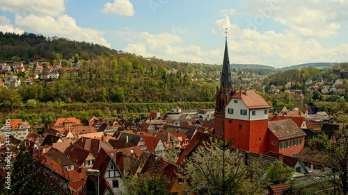 Fotografie herrlicher Blick auf Calw im Schwarzwald mit Häusern, Kirche und rotem Turm vor