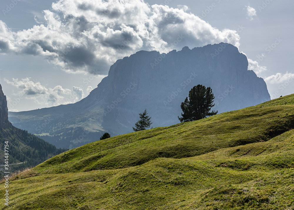 Dolomity. Sassolungo - widok z otoczenia Val Gardena