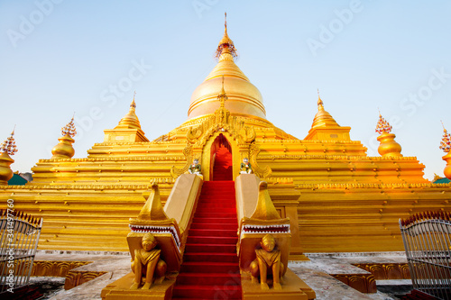 Murais de parede Kuthodaw Pagoda in Mandalay Myanmar