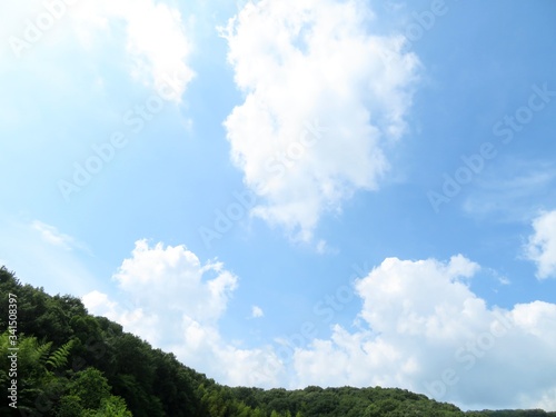 日本の田舎の風景 7月 山と青空