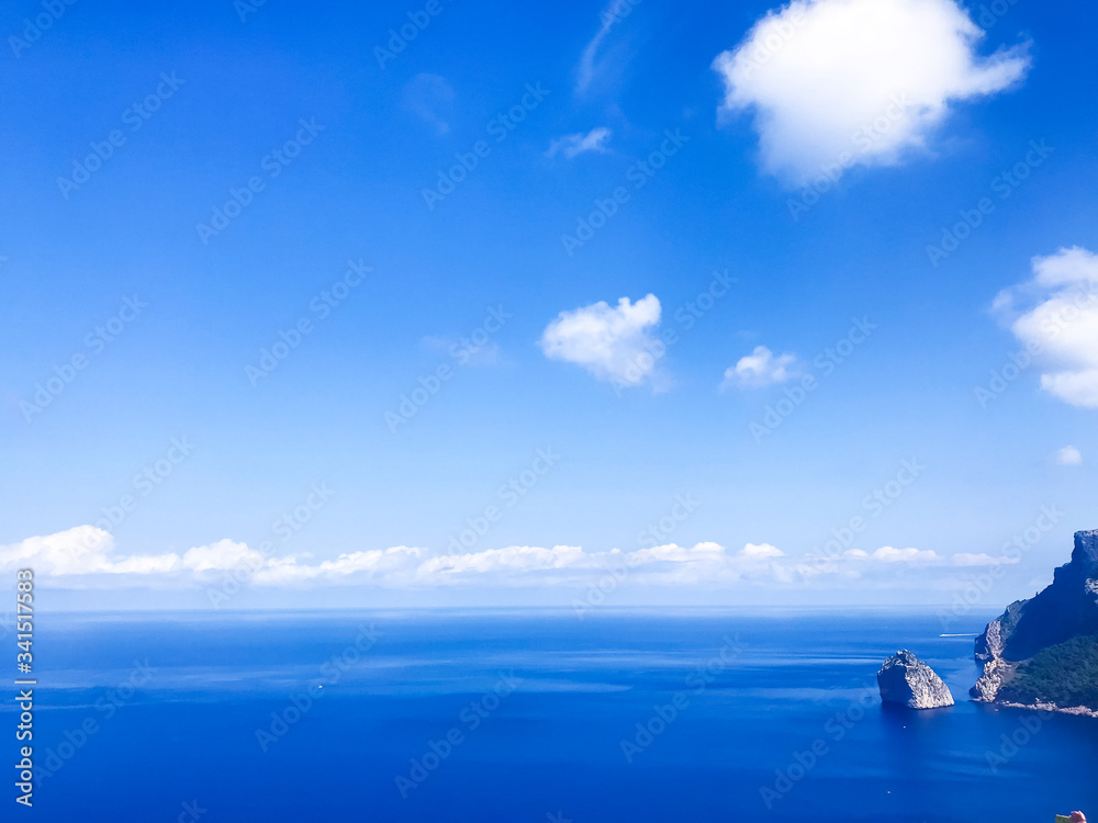 Obraz premium Sea, blue sky, white clouds on sunny day