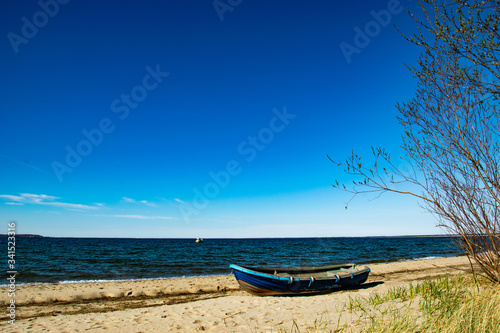 Łódź rybacka na plaży w Rewie