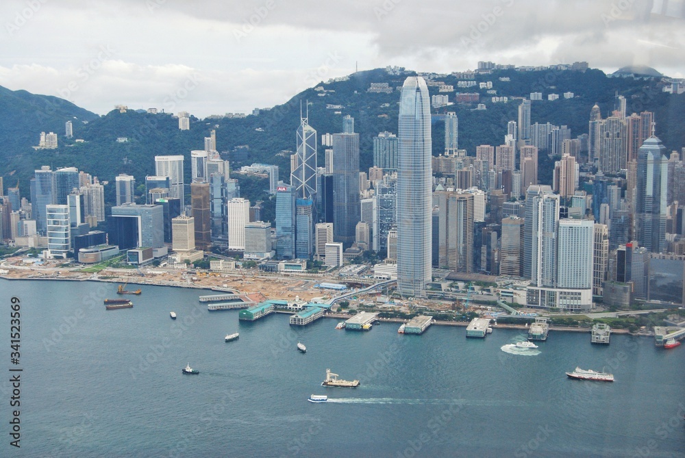 Obraz premium Hong Kong's Victoria Harbour, the tall buildings of the financial business district.
