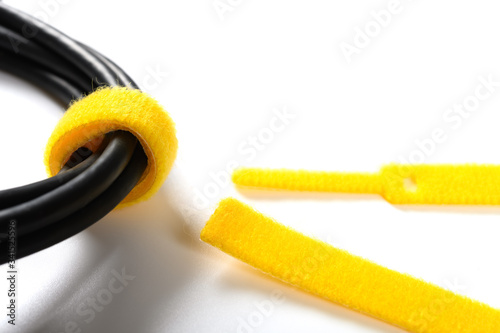 Foto yellow velcro cable tie and cable on white