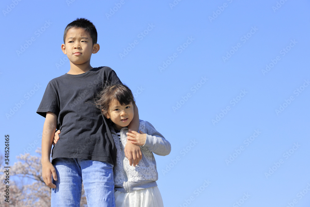 10歳と5歳の兄妹と桜