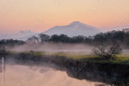 朝日が昇る筑波山と朝霧に包まれる小貝川の菜の花