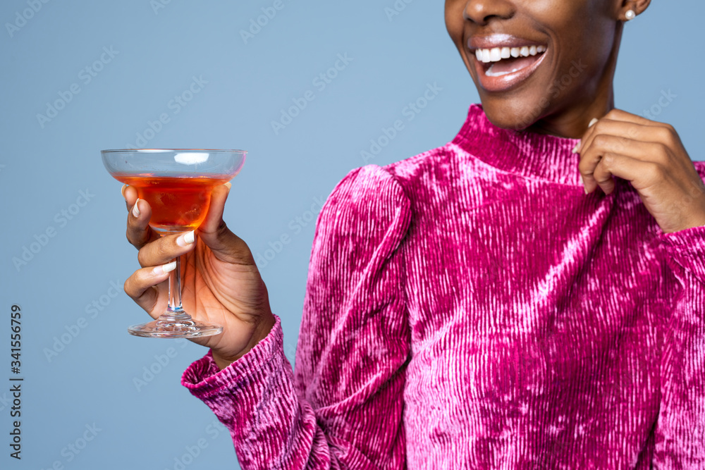 Fototapeta premium Black woman holding a drink