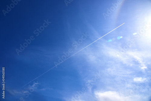青空と直線的な飛行機雲 02