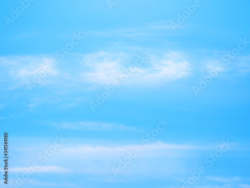 霞んだ青空と流れる雲 © 良輔 武尾