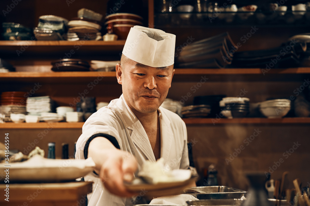 お客さんと会話をする笑顔の料理人 お客さんと会話をする笑顔の料理人