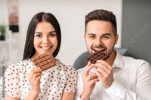 Beautiful young couple eati...