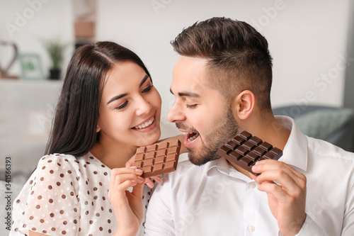 Beautiful young couple eati...
