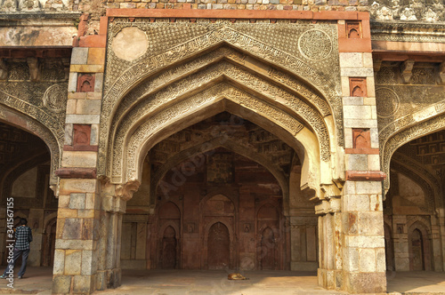 Bilde på lerret A design at bara gumbad monument at lodi garden or lodhi gardens in a city park from the side of the lawn at winter foggy morning