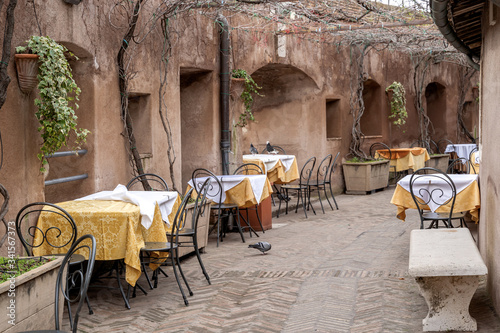 Canvas Print Empty pizzeria in Rome, terrace of italian restaurant
