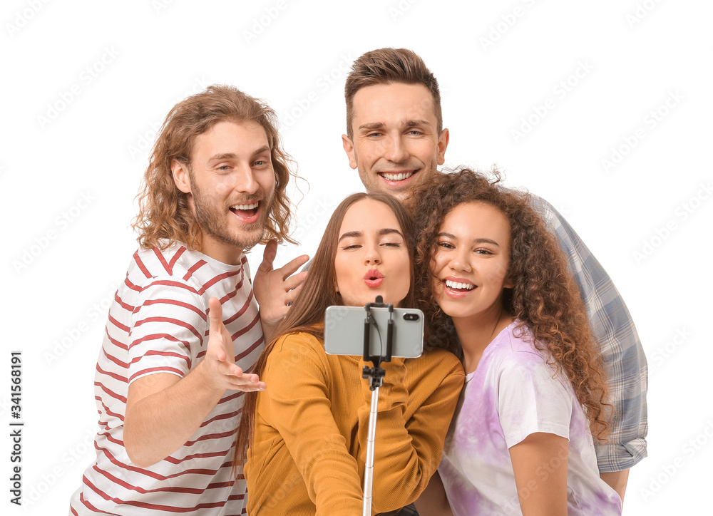 Fototapeta premium Przyjaciele przy selfie na białym tle
