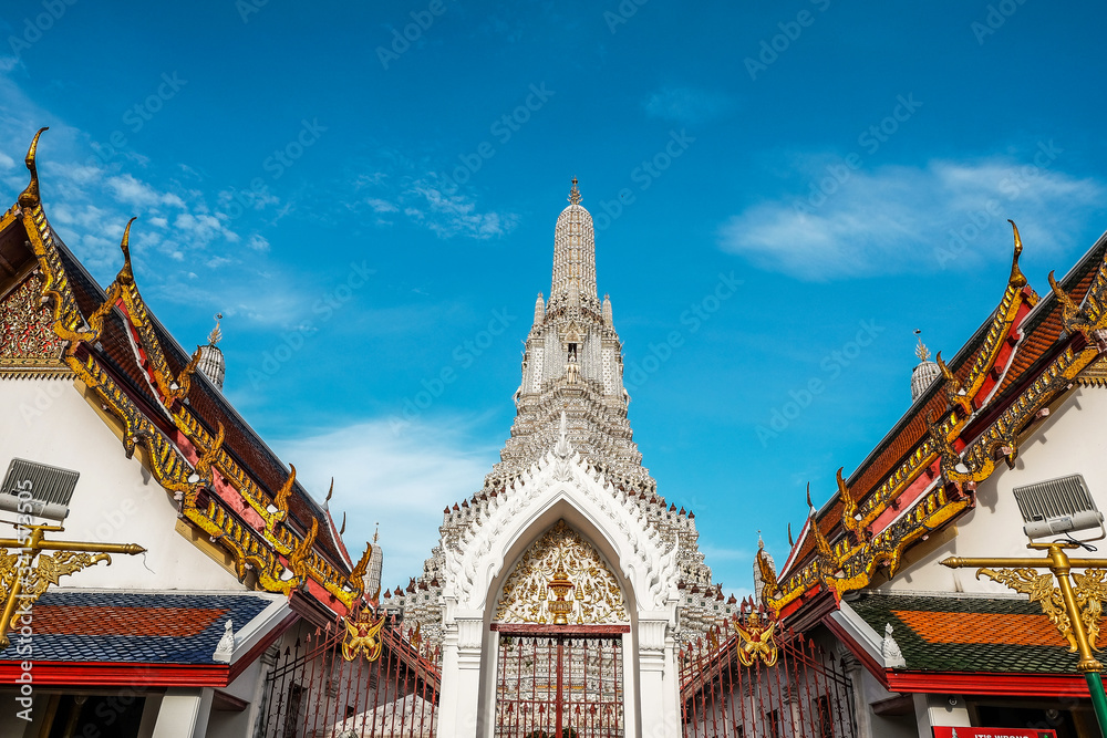 Fototapeta premium View of Phra Prang, Arun Temple, bank of Chao Phraya River, Arun temple Bangkok Thailand.