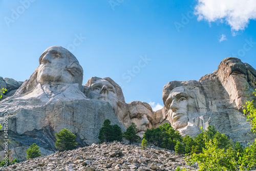 mount Rushmore natonal memorial on sunny day.