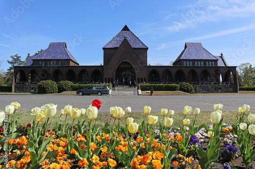 Bild auf Leinwand Building of the crematorium with flowers