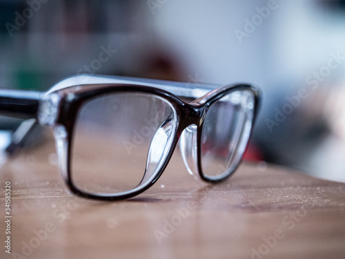 Brille auf Holztisch