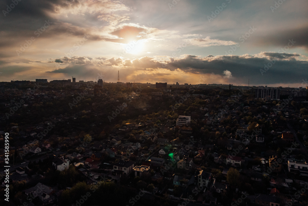 Naklejka premium красивый закат над городом с высоты птичьего полета, beautiful sunset over the city aerial view