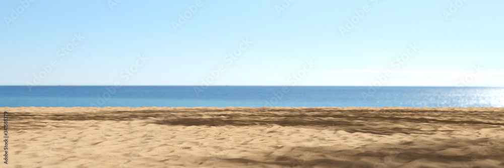 Leerer Strand mit Sand und Meer und Himmel im Sommer
