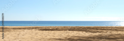 Leerer Strand mit Sand und Meer und Himmel im Sommer