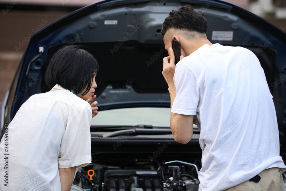 車が故障したカップル 車が故障したカップル