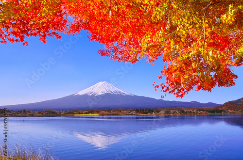 紅葉シーズンの山梨県河口湖、富士山と紅葉