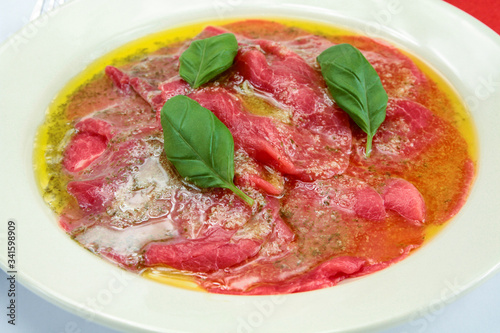 assiette de carpaccio de boeuf et basilic