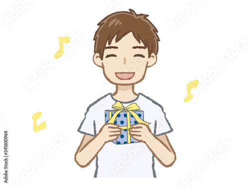 プレゼントを持つTシャツ男性
