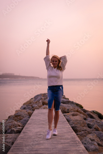 Obraz na płótnie Blonde model on the beach at summer w salonie