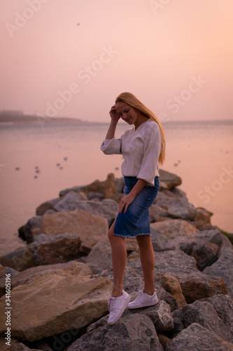 Obraz na płótnie Blonde model on the beach at summer w salonie