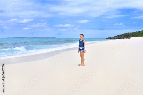ビーチで笑う女の子(沖縄　宮古島　長間浜) © hanapon1002