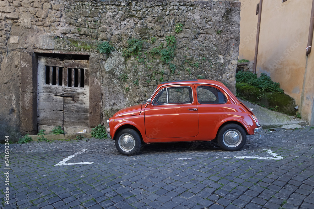 Fotografie small red  Italian old car