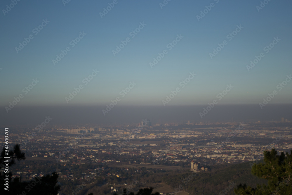 Hier ist die Aussicht von dem Husarentempel, in Mödling, Niederösterreich.
Anzumerken ist dass auf den Fotos sehr gut erkennbar ist, wie stark die Luftverschmutzung in Wien ist.