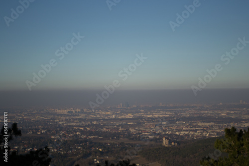 Hier ist die Aussicht von dem Husarentempel, in Mödling, Niederösterreich. Anzumerken ist dass auf den Fotos sehr gut erkennbar ist, wie stark die Luftverschmutzung in Wien ist.