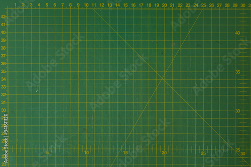 Fotografia green cutting mat scale with scratch texture from cutter